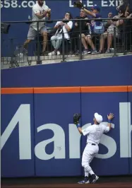  ?? BEBETO MATTHEWS - THE ASSOCIATED PRESS ?? New York Mets’ J.D. Davis watches as a fan catches a home run during the second inning of a baseball game against the Atlanta Braves, Sunday, Aug. 25, 2019, in New York.