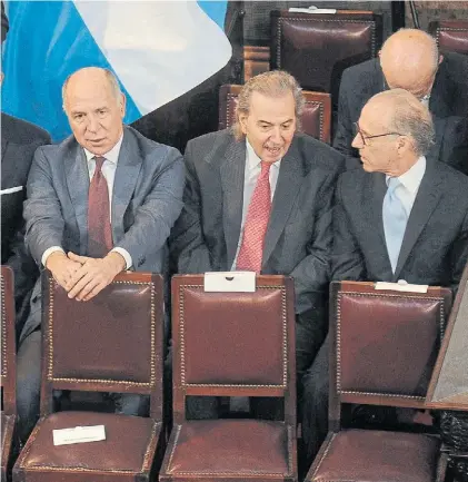  ??  ?? Supremos. Los ministros de la Corte, Lorenzetti, Maqueda y Rosenkrant­z, en el Congreso de la Nación.