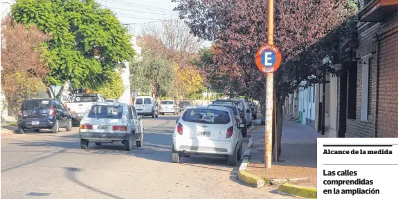  ?? AGENCIA PUNTA ALTA ?? Parte de la cartelería colocada por el municipio en los postes de alumbrado en la primera cuadra de calle Mitre.