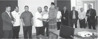  ??  ?? UNGKUP NEMBIAK SEKULA: Masing nyuaka‘baucer bantuan pakaian seragan Yayasan Sarawak’ tngagai Kepala Pengajar SK Kampung Baru, Shan Sepah seraya dikemataka (ari kiba) Residen Kapit Joseph Belayong, Ugak , Nanta, Masing, pengari Yayasan Sarawak Mohd...