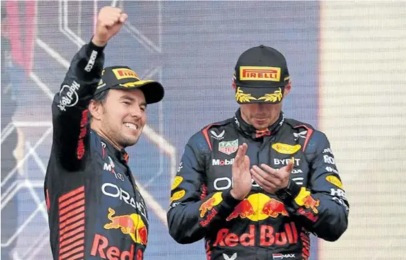  ?? Foto: Efe ?? Sergio Pérez celebra su victoria en el Gran Premio de Azerbaiyán junto a Max Verstappen, que fue segundo.