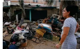  ?? GETTY IMAGES ?? Residentes del barrio Cojimar en la Habana recuperan sus pertenenci­as tras el paso del huracán Irma,