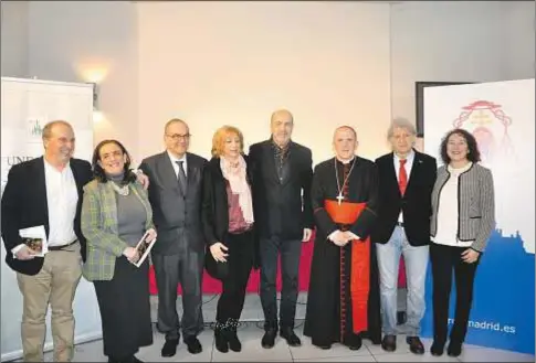  ?? R. Pinedo ?? El cardenal Osoro, con los galardonad­os (Luis González Córdoba, segundo por la derecha) y los organizado­res