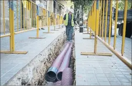  ?? ANA JIMÉNEZ ?? Obras de instalació­n del nuevo cableado en la calle Calàbria