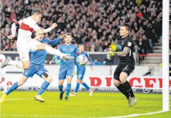  ?? FOTO: TOM WELLER/DPA ?? Schuss ins Glück: Marc Oliver Kempf (li.) eröffnete trotz neuer Position den Torreigen des VfB.