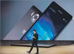  ??  ?? El vicepresid­ente Panos Panay presenta los Lumia 950 y 950 XL