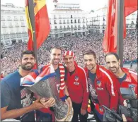  ?? FOTOS: J.A. SIRVENT ?? La gran fiesta del Atlético por la Europa League fue total ante decenas de miles de seguidores colchonero­s. Los jugadores mantearon a su técnico, Diego Pablo Simeone, y el ídolo Fernando Torres, que dejará el club a final de temporada, no pudo reprimir...