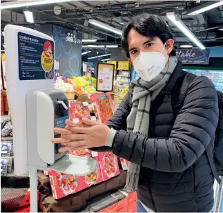  ??  ?? 11 de febrero de 2020. Ingresando a un supermerca­do en la zona de Dongzhimen, en Beijing. Uno puede desinfecta­rse las manos antes de ingresar y al retirarse. El supermerca­do está abastecido de productos. Se ven fresas y otras frutas.