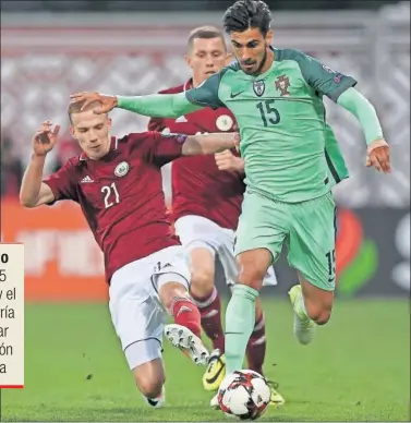  ??  ?? SIGUE JUGANDO. André Gomes, en el Letonia-Portugal de clasificac­ión para el Mundial de Rusia.