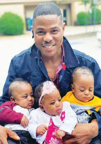  ??  ?? Yinka Ayefele and his triplets