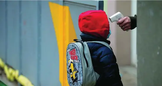  ?? EFE ?? Un niño entrando en su colegio ayer en Cataluña