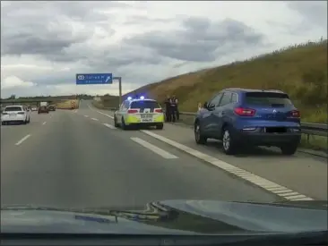  ?? ?? En af de unge blev kørt til hospitalet straks efter ulykken, men cirka tre timer efter blev en 17- årig anholdt i denne bil, en stjålet Renault Kadjar, ved Solrød og han blev også sigtet i sagen.