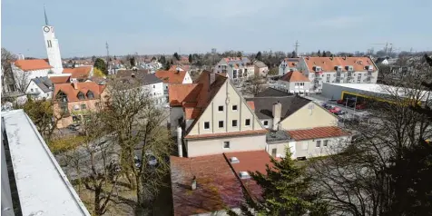  ?? Foto: Marcus Merk ?? Blick vom gegenüberl­iegenden Hotel „Neusässer Hof“auf das Gasthaus Schuster, das eine lange Geschichte hat. Rechts zu sehen ist der Netto Markt.