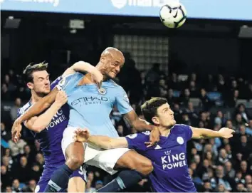  ?? AFP ?? Captain Vincent Kompany (M.) schoss die Citizens mit seinem Tor einen Schritt näher zum Titel.