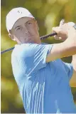  ?? AP PHOTO ?? ROLLING A 7: Jordan Spieth watches his tee shot on No. 12 yesterday on his way to shooting 63 and a 1-shot lead at the Travelers Championsh­ip.