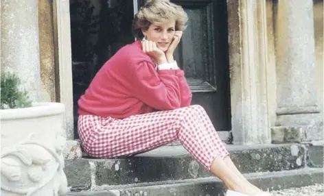  ??  ?? ► La princesa Diana en una de las imágenes del documental Diana en primera persona.