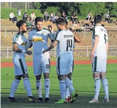  ?? FOTO: WIECHMANN ?? Torjubel der U23 nach dem Tor zum 1:0 (von links): Keanan Bennetts, Torschütze Giuseppe Pisano, Haralambos Makridis und Marcel Benger.