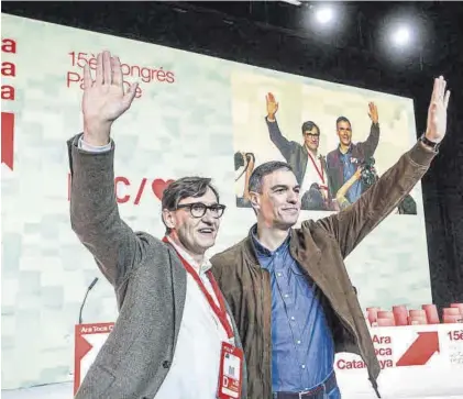  ?? MANU MITRU ?? Salvador Illa, tras su proclamaci­ón como candidato del PSC para el 12M, con Pedro Sánchez, ayer.