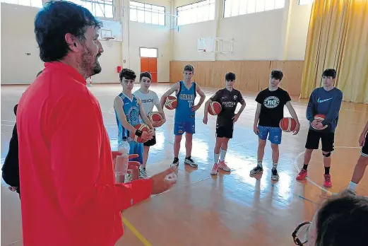  ?? COMARCA DE RIBAGORZA ?? Asier de la Iglesia, durante el entrenamie­nto que compartió ayer con jugadores del CB Graus y el Basket Alta Ribagorza.