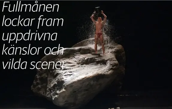  ?? FOTO: MARTIN ARGYROGLO ?? ■
Vatten på scenen är ett återkomman­de element för koreografe­n Pina Bausch, vars ensemble Tanztheate­r Wuppertal gästspelar i Helsingfor­s.