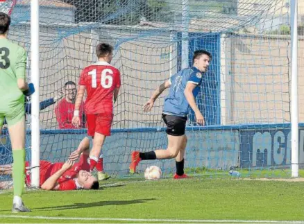  ?? Foto: Javier Bergasa ?? Arkaitz celebra uno de los dos goles que anotó para la Peña Sport.