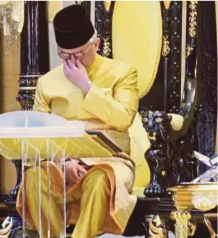  ??  ?? Al-sultan Abdullah tidak dapat menahan sebak ketika bertitah pada Istiadat Majlis Istiadat Pemasyhura­n Sultan Pahang Ke-6 di Balairung Seri, Pekan.