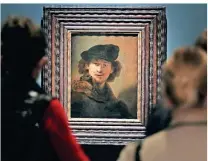  ?? FOTO: ARNE DEDERT/DPA ?? Das Gemälde „Selbstbild­nis mit Samtbarett und Mantel mit Pelzkragen (1634)“von Rembrandt.