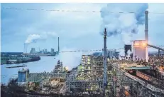  ?? FOTO: IMAGO ?? Der größte Co2-produzent ist nach der Energiewir­tschaft in Deutschlan­d die Industrie – hier das Stahlwerk in Duisburg.