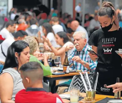  ?? ERASMO FENOY ?? Una camarera atiende un bar en Algeciras.