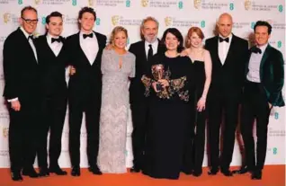  ?? – AFP ?? Mendes and his team pose with the Bafta for best film for 1917.