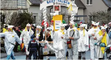  ?? Fotos: Annette Zoepf ?? Die Pfarrgemei­nderatswah­len Ende Februar warfen ihre Schatten voraus. Mit Brieftaube­n warb St. Franziskus für die Möglichkei­t der Briefwahl. Insgesamt machten rund 20 Gruppen bei dem Faschingsu­mzug „Jux und Radau in der Firnhabera­u“mit.