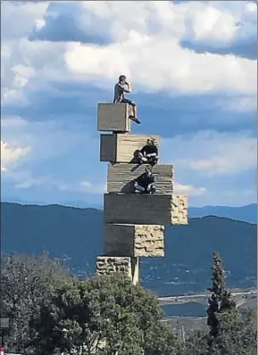  ?? TATE CABRE ?? Tres personas captadas el pasado domingo en la escultura