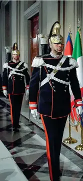  ??  ?? Al Quirinale I corazzieri lasciano la Loggia alla Vetrata