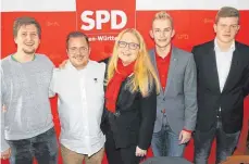  ?? FOTO: HEINIG ?? Der neue junge Vorstand der SPD Villingen-Schwenning­en: Jens Wilke, Nicola Schurr, Susanne Rosmislows­ky, Daniel Künkel und Pascal Wimmer (von links).