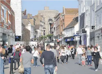  ?? CAMERON HEWITT ?? Windsor Castle’s ramparts loom over the town’s pedestrian zone.