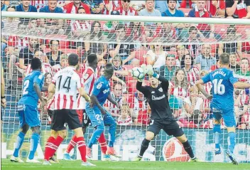  ?? FOTO: EFE ?? Kepa sacó el balón Pero no está claro si el remate de Markel entró o no en la portería del Athletic