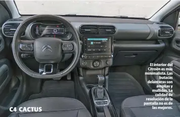  ??  ?? El interior del Citroën es más minimalist­a. Las butacas delanteras son amplias y mullidas. La calidad de resolución de la pantalla no es de las mejores.