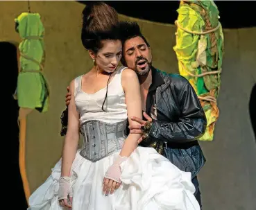  ?? FOTO: SEBASTIAN STOLZ / LANDESTHEA­TER EISENACH ?? Sara-Maria Saalmann und Onur Abaci in „La clemenza die Scipione“.