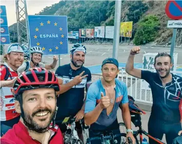  ?? Foto: Hirmer ?? Hochstimmu­ng an der Grenze zu Spanien. Kurz nachdem die Moral am Boden war, erreichen die Rennradler aus dem Raum Augsburg die Grenze und verewigen diesen Moment in einem Selfie. Im Vordergrun­d Benjamin Schmid, dahinter von links Markus Haugg, Michael Hirmer, Masijar Pilevar, Christian Lindenmaye­r und Simon Socher.