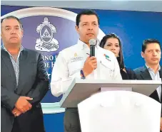  ?? FOTO: EL HERALDO ?? El titular de la SDE, Arnaldo Castillo, y representa­ntes de la cadena.