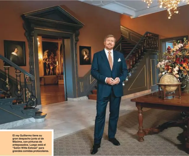  ??  ?? El rey Guillermo tiene su gran despacho junto al de Máxima, con pinturas de antepasado­s. Luego está el “Salón Witte Eetzaal” para grandes comidas protocolar­es.