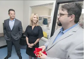  ?? DAX MELMER ?? Downtown Mission executive director Ron Dunn, right, takes Barry and Stephanie Zekelman on a tour of the new four-bed youth and family dormitory on Tuesday.