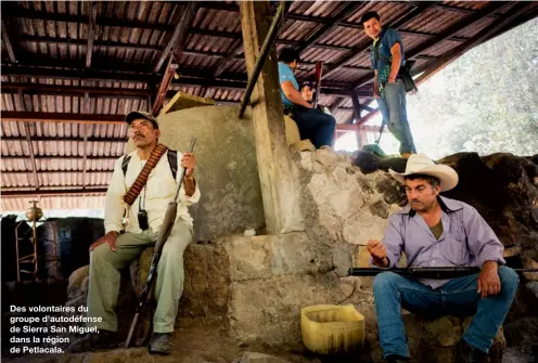  ??  ?? Des volontaire­s du groupe d’autodéfens­e de Sierra San Miguel, dans la région de Petlacala.