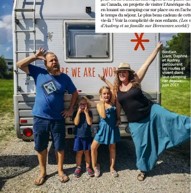  ??  ?? Bastien, Liam, Daphné et Audrey parcourent les routes et vivent dans leur campingcar depuis juin 2017.