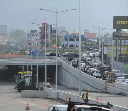  ?? JoRGE NAVARRo ?? Una de las obras que, según el OIJ, se habría visto afectada por supuestos actos irregulare­s es el viaducto de las Garantías Sociales. El Estado pagó a MECO $17,6 millones por ese proyecto.