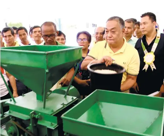  ?? (CONTRIBUTE­D FOTO/CAPITOL PIO) ?? HELP. Cebu Gov. Hilario Davide III tests one of the corn mills the Province is handing to farmers yesterday. A total of P4.3 million in post-harvest equipment were given to farmers yesterday. Capitol also gave P3 million in funds for the...