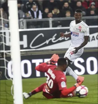  ?? (Photo AFP) ?? L’OM encaisse beaucoup de buts depuis le début de la saison. Forcément, son « Fenomeno » de gardien Steve Mandanda est pointé du doigt...