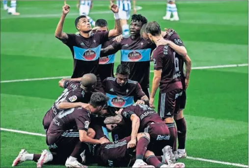  ??  ?? Piña de los jugadores del Celta tras el gol de Aspas, que daba el triunfo a un equipo cada vez más cerca de la permanenci­a.