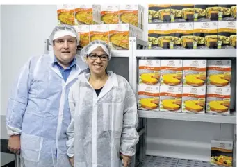  ??  ?? Yazid et Fatiha Belarbi dans leur bureau de la société BMD Sans Gluten.