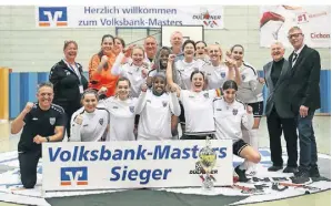  ?? FOTO: HEIKO VAN DER VELDEN ?? FV Mönchengla­dbach feierte den Sieg Dülkener Masters 2023. Im Finale besiegte man Borussias Reserve.